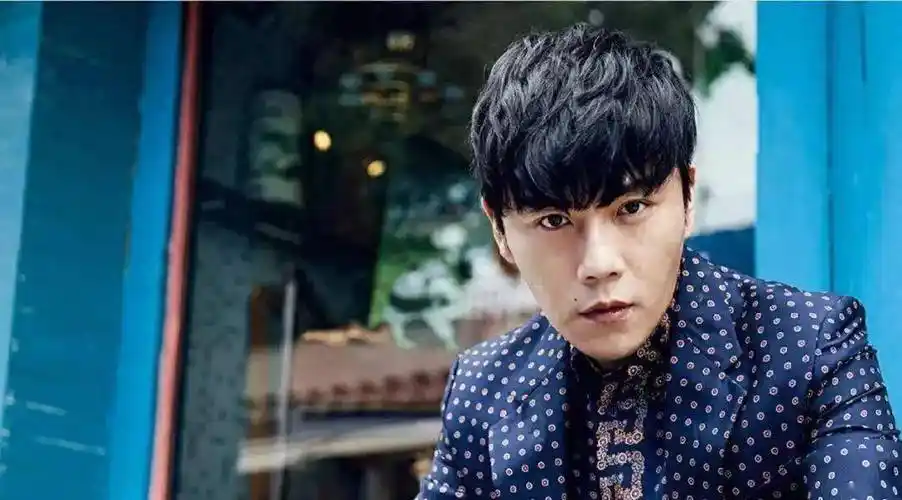 然而,除了电影本身的争议和赞誉外,其中的一位主演秦昊的感情经历也