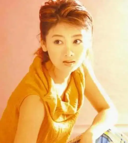 小李琳二婚丈夫年轻6岁甘愿做软饭男婚姻状况引关注