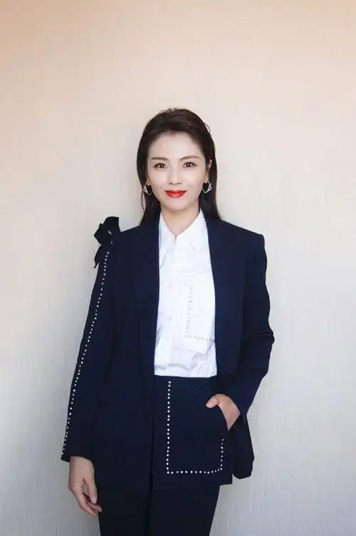 刘涛身穿小西装搭配复古长裙满满的春日清新气息尽显优雅知性