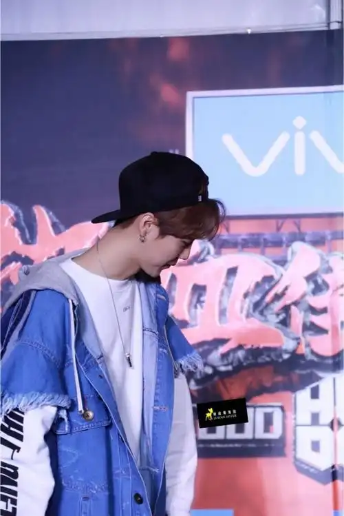 反戴帽子,鹿晗胜似少年!