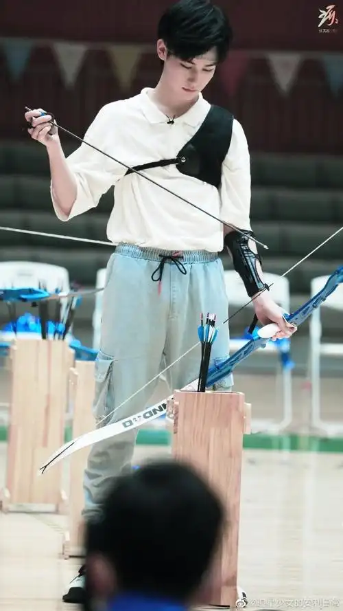 最让你心动的爱豆射箭图#最让人心动的射箭图怎么能错过张真源!
