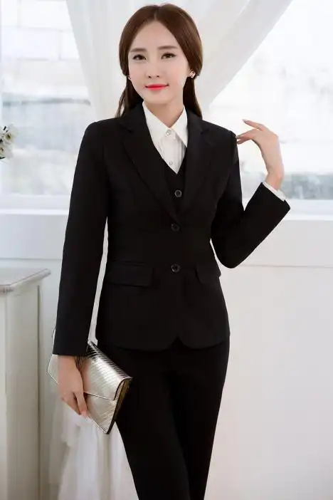 美女经常穿着职业装而且有情有义,她喜欢看历史是一个充满睿智的女人