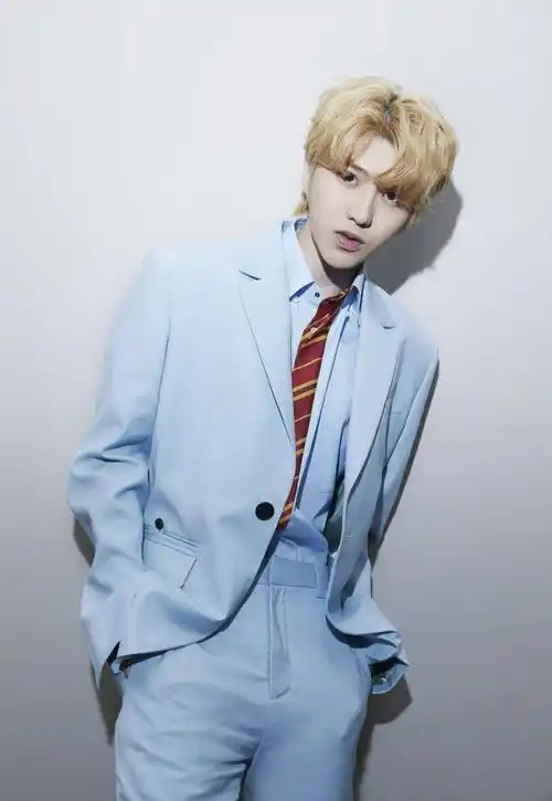 原创蔡徐坤最新写真照穿蓝色衬衫配条纹大衣撞色复古风领结好抢镜