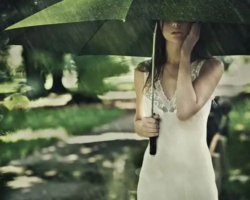 亚洲女孩在雨中,雨伞 壁纸