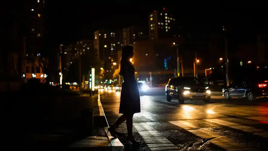 习惯一个人,学会了独行_人像_poco摄影,up人像,街拍,夜景,青岛