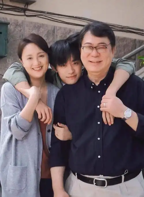 易烊千玺与"父母"合照超甜,头发很抢镜,在冬天不可避免