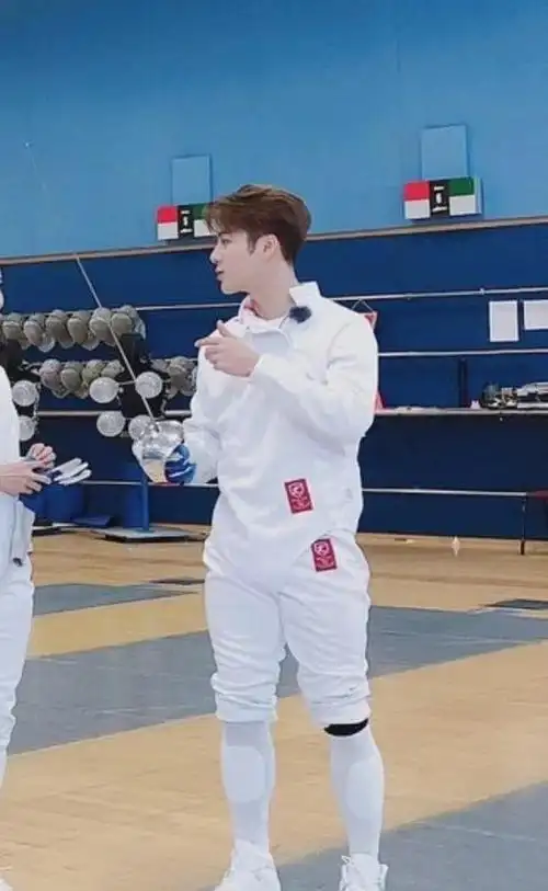 有种肌肉发达叫王嘉尔曾是击剑运动员当旧照曝光眼睛都直了