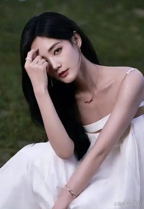 李一桐拥有着出色的表演技巧,完美地展现出演员的光芒和魅力_作品