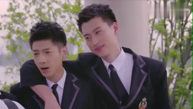 你好外星人:罗云熙也有身高萌!和身后男孩一对比,妥妥小受一枚