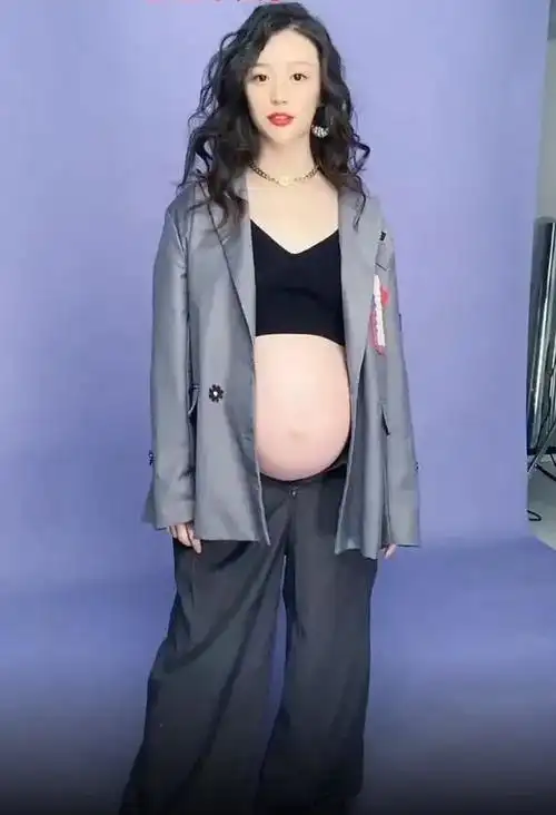 赵本山徒弟晒小12岁娇妻大孕肚四肢纤细美艳曾下跪帮他洗脚