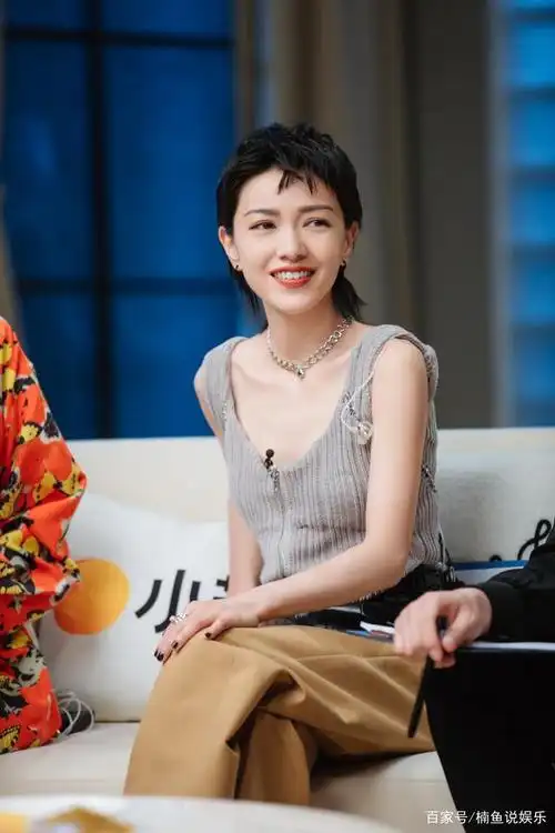 被郭采洁的短发惊艳到!穿吊带尽显妩媚风情,娇俏灵动太迷人