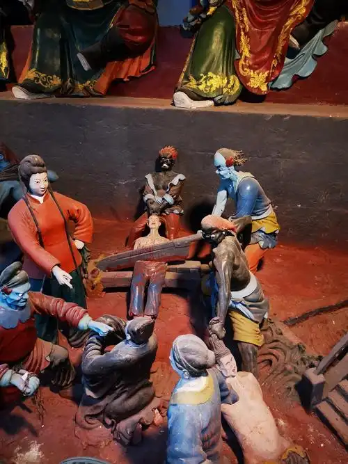 十八层地狱也是人们的设想,属下的十八位判官分别主管十八层地狱,中国