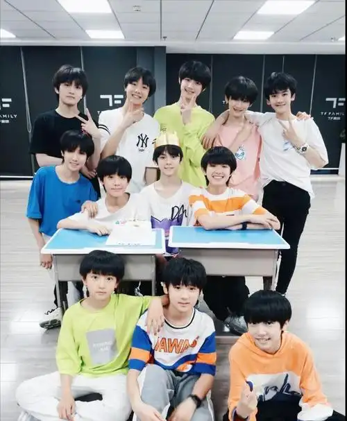 tf家族三代团无滤镜后台同框,吃瓜路人:怎么还有这么小的小孩!