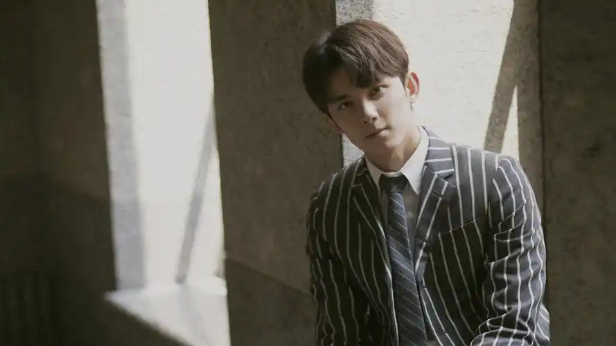 吴磊帅气西装写真图片桌面壁纸