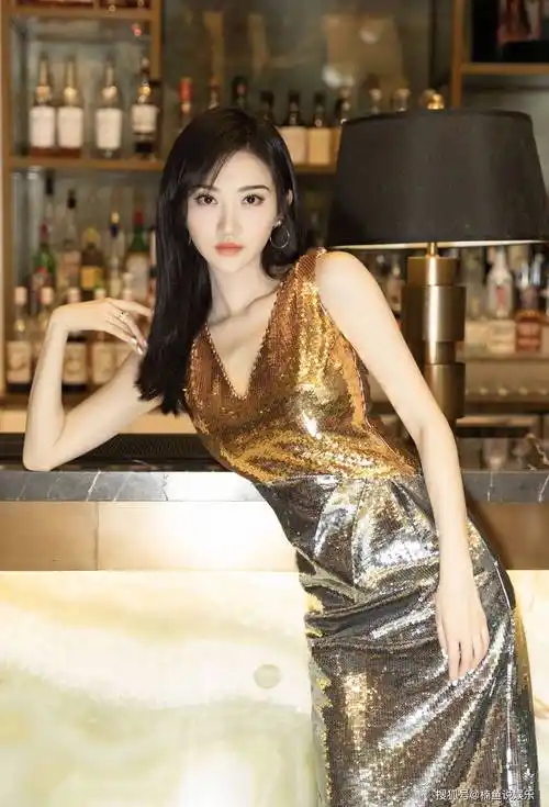 景甜不愧是人间富贵花,穿鎏金亮片裙尽显贵气,美得挪不开眼