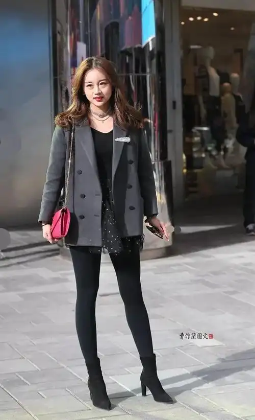 街拍这个春天美女流行穿西装