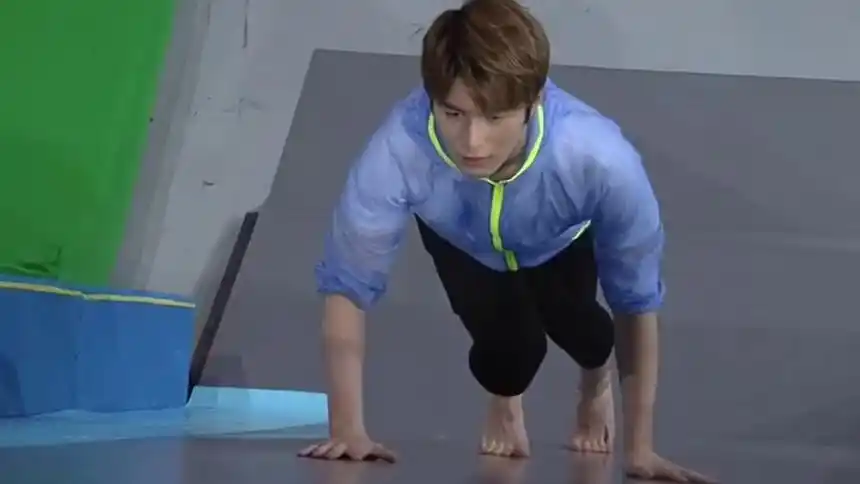 陈学冬秒变"蜘蛛冬"光脚爬坡无压力