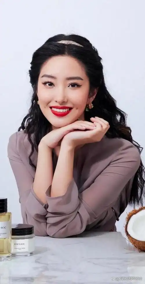 特别喜欢杨采钰的长相,五官十分精致,很端庄大气,明艳中又透露出几分