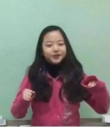 透过照片可以看出张元英的五官和小时候十分相似