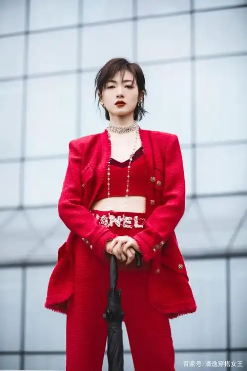 万茜红色套装内搭小背心,身材实在惹人羡慕!