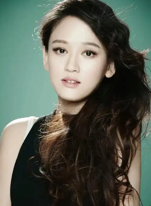 在偶像剧里,陈乔恩是被宠爱的公主,但她现实的童年生活却是悲惨的.