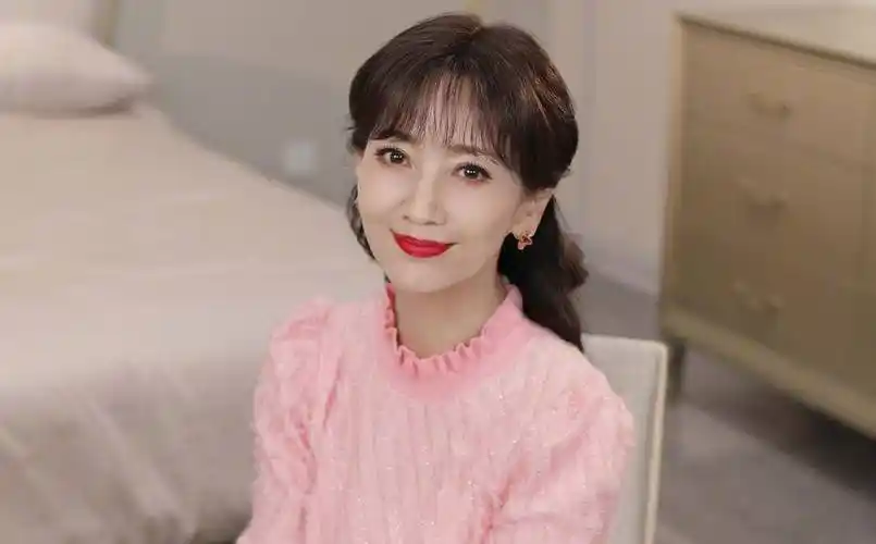 原创70岁的赵雅芝还穿短裤有人讽刺有人赞同中老年女星处境尴尬