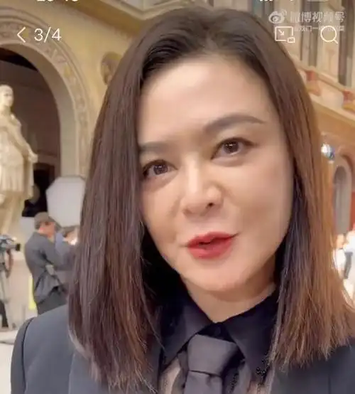 的脸型所有有着很高的视觉辨识度,不需要夸张的造型也能衬得关之琳