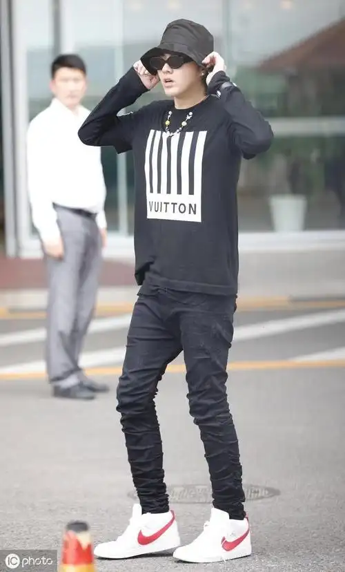 吴亦凡紧身裤亮相,146斤穿出136斤的感觉