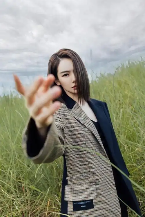 戚薇又偷穿李承铉衣服,穿西装一半格纹一半纯黑,还真挺惊艳的