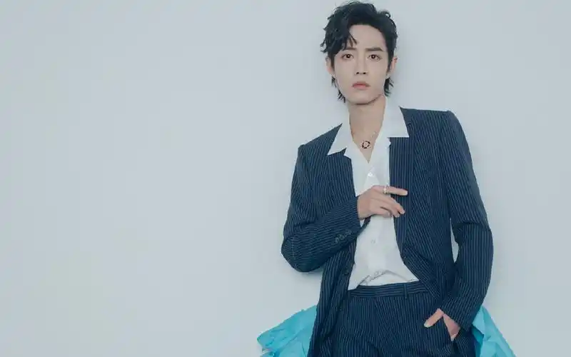 肖战条纹西装帅气写真桌面壁纸