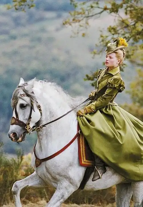 欧洲宫廷服装女(欧洲各时期女性复古服装)