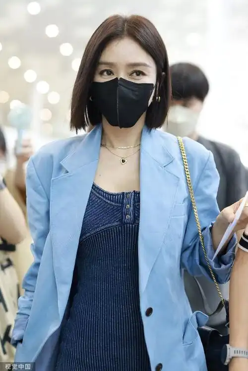 秦岚一身靓丽打扮现身机场 深蓝色系穿搭秀纤细美腿_影视资讯网明星