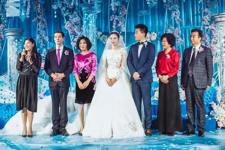 "跳水女皇"吴敏霞与张效诚大婚 海底世界婚礼梦幻唯美