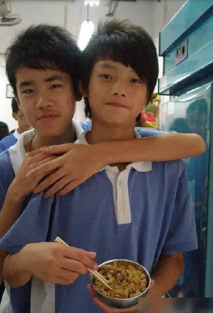 明星小学时期旧照:蔡卓妍黑长直好美,最想和那时候的许凯当同桌