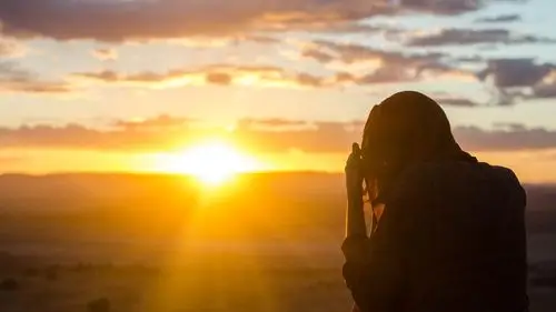 一个人观景的图片女生背影