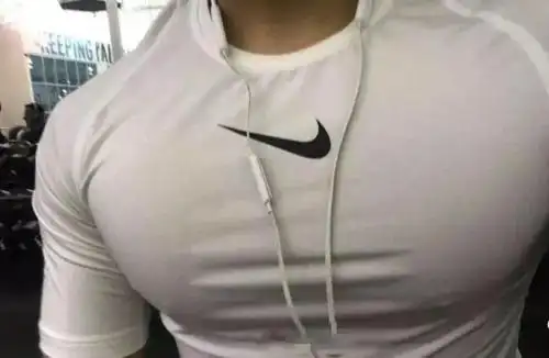 这就是胸肌撑爆衣服的快感吧