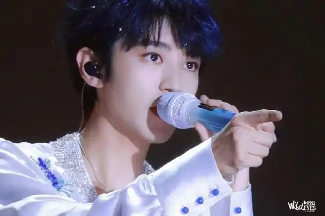 王俊凯超话又是想魂穿王俊凯话筒的一天,他真的好会亲啊@tfboys