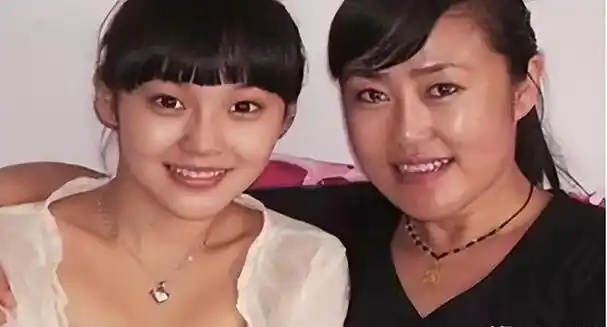 想到这,张佳宁的母亲忍不住红了眼眶.