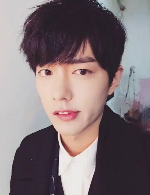 一组肖战早期自拍照合集