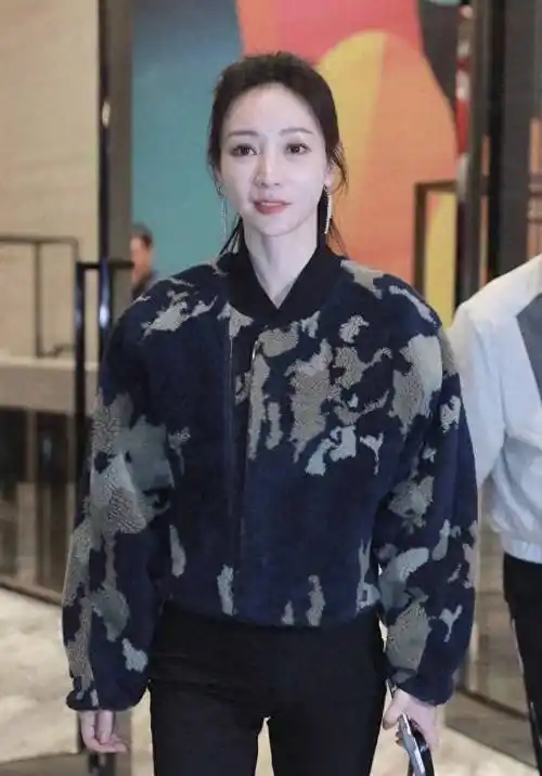 43岁柳岩高清近照曝光,眼袋较深法令纹清晰,网友:看着显年龄了