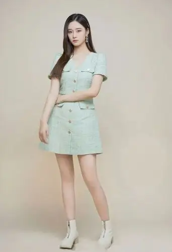 林忆莲年过半百了穿v领裙曲线明显一点不垮单眼皮仍然是女神