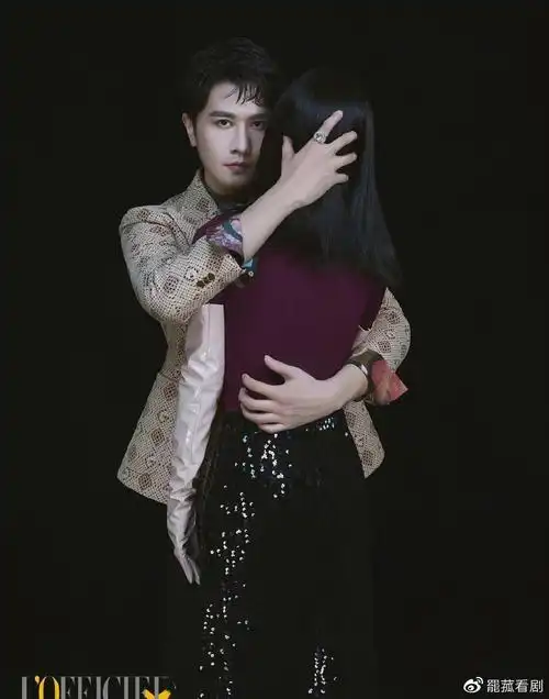 彭冠英蔡文静合体拍大片掐脖搂腰有阳光之下那味了