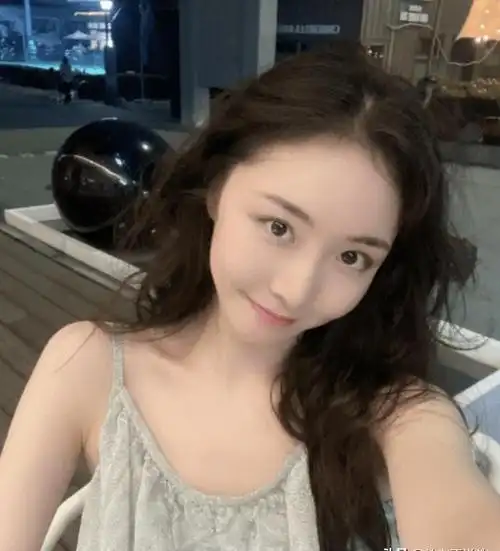 而霍尊说话做事还极其贴心,常常为了陈露忙前忙后.