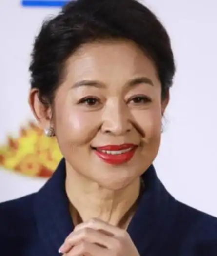 64岁倪萍样貌大变,鼻孔外翻被指像牛魔王