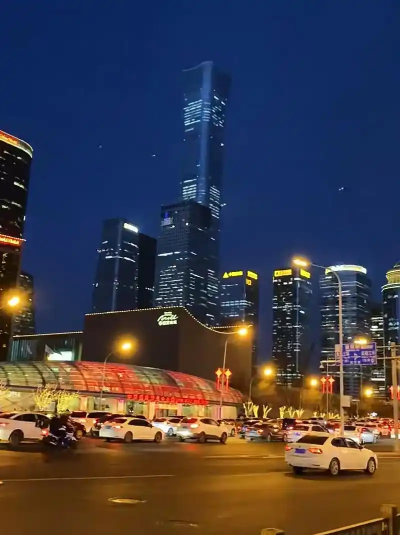 北京cbd的夜景 北京cbd晚高峰时段的夜景