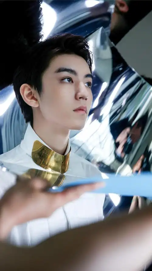 王俊凯科技风帅气写真手机壁纸