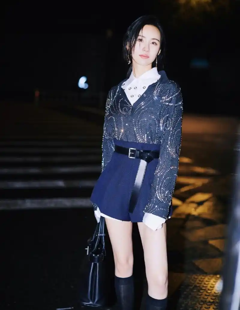 陈都灵短裙丝袜穿搭美照,绝美御姐风让人心动不已,你爱了吗?