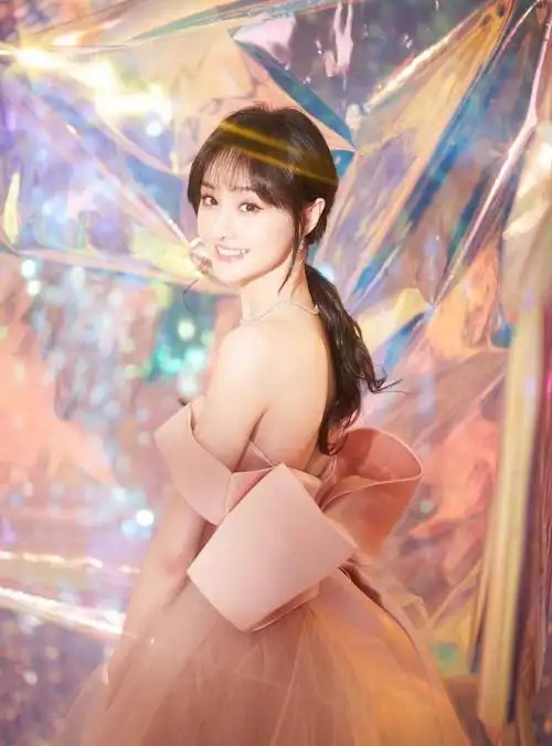 郑爽新造型甜度爆表!一袭粉色大摆裙亮相,转身看到背影惊艳了