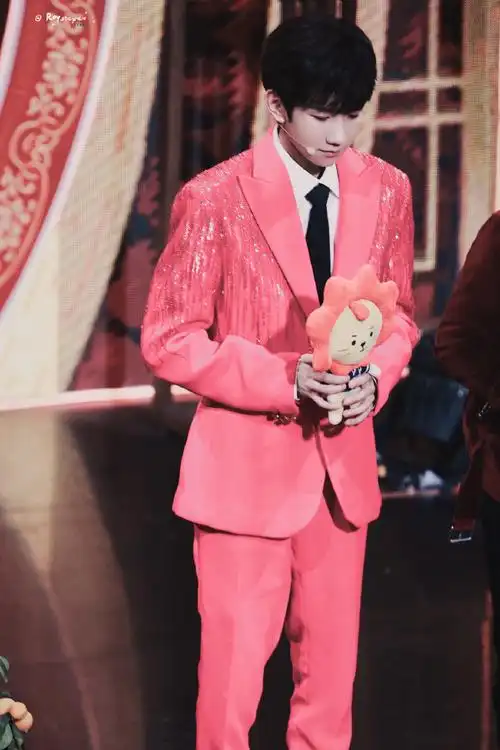 王源超话#王源北京春晚代言人#[2021]推开新年的窗 冬日升温 热烈更胜