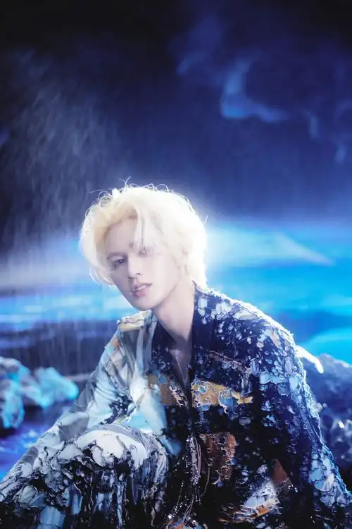 朱正廷超话·#朱正廷金发王子#  @theo-朱正廷破洞套装造型,蓝色河流